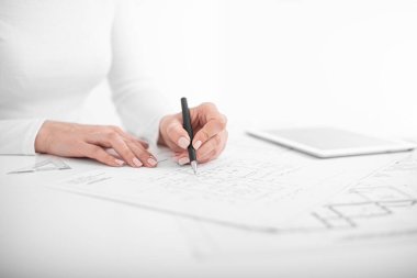 Ofisteki mühendisler proje çizimleri üzerinde görüşüyorlar..