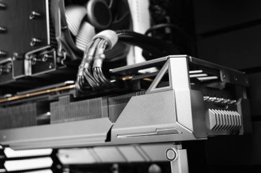 Bilgisayar içeride. Kişisel bilgisayar bileşenlerini kapat.