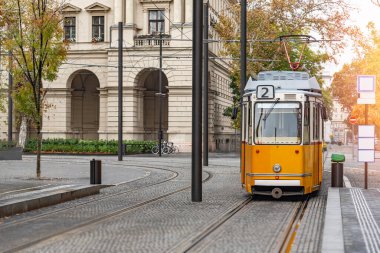 Budapeşte, Macaristan 'da sarı tramvay. Budapeşte 'deki sarı tramvay şehrin tüm tarihi yerlerinden geçiyor..
