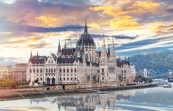 Κτίριο Κοινοβουλίου Στη Βουδαπέστη Ουγγαρία Κτίριο Του Ουγγρικού Κοινοβουλίου Βρίσκεται Εικόνα Αρχείου