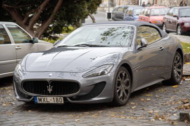 Budapeşte, Macaristan - 28 Ekim 2017: Maserati Granturismo Budapeşte sokaklarına park edildi.