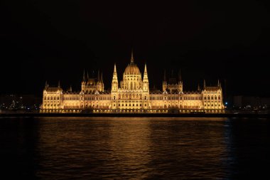 Budapeşte 'deki parlamento binasının gece çekimi. Macaristan. Macaristan Parlamentosu 'nun binası Budapeşte' nin merkezinde Tuna Nehri kıyısında yer almaktadır..