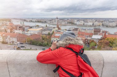 Bir fotoğrafçı yüksek bir yerden şehrin manzarasını çeker..
