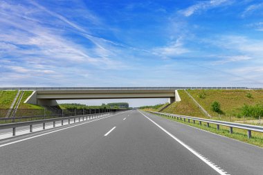 Yol üzerindeki karayolu köprüsü.