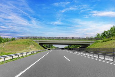 Yol üzerindeki karayolu köprüsü.