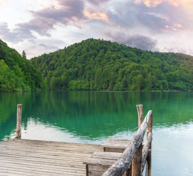 Göl veya nehir kıyısındaki ahşap iskele.