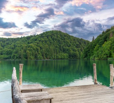 Göl veya nehir kıyısındaki ahşap iskele.