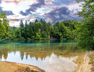 Ormanlar ve dağlar arasında resim gibi göller. Plitvice Gölleri, Hırvatistan.