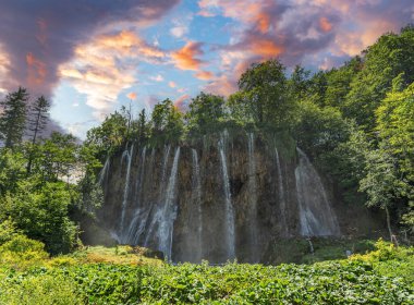 Resimli şelale. Kayaların ve ormanın arasında şelale. Plitvice Gölleri, Hırvatistan.