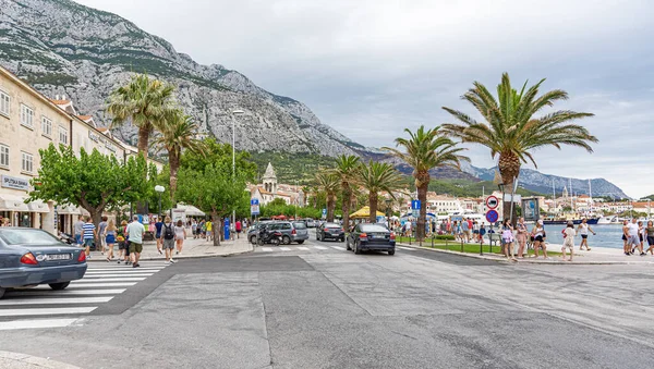 MAKARSKA RIVIERA, CROATIA - 1 Temmuz 2017: Makarska tatil köyünün sokakları. Hırvatistan 'da turistler için en popüler tatil beldelerinden biri olan Makarska.