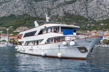 Deniz dalgalarında eğlence gemisi