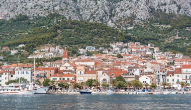 MAKARSKA RIVIERA, CROATIA - 1 HAZİRAN, 2017: Yaz günü tatil beldesi Makarska manzarası.