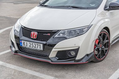 MAKARSKA RIVIERA, CROATIA - 1 Temmuz 2017: 2015 Honda Civic modeli, Hırvatistan 'ın Makarska kentindeki otoparkta.