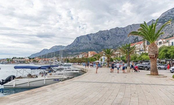 MAKARSKA RIVIERA, CROATIA - 1 Temmuz 2017: Makarska tatil köyünün sokakları. Hırvatistan 'da turistler için en popüler tatil beldelerinden biri olan Makarska.