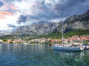 Yazın Makarska tatil köyünün manzarası. Hırvatistan