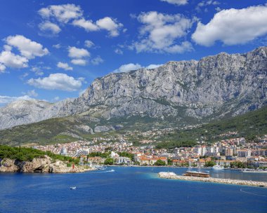 Yazın Makarska tatil köyünün manzarası. Hırvatistan