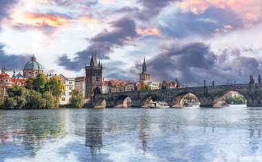 Prag - Charles Bridge, Çek Cumhuriyeti. Çek Cumhuriyeti 'nin Prag kentindeki Vltava Nehri üzerindeki Eski Şehir İskelesi ve Charles Köprüsü' nün mimarisi üzerinde manzaralı gün batımı.