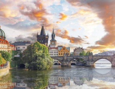 Prag - Charles Bridge, Çek Cumhuriyeti. Çek Cumhuriyeti 'nin Prag kentindeki Vltava Nehri üzerindeki Eski Şehir İskelesi ve Charles Köprüsü' nün mimarisi üzerinde manzaralı gün batımı.