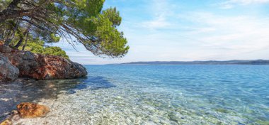 Adriyatik kıyısındaki Rocky sahili. Hırvatistan.