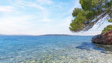 Adriyatik kıyısındaki Rocky sahili. Hırvatistan.