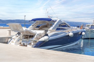 Deniz dalgalarında eğlence gemisi