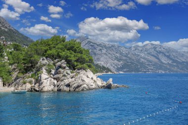 Adriyatik kıyısındaki Rocky sahili. Hırvatistan.