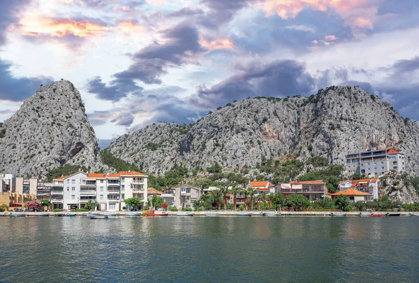 Omis Hırvatistan. Cetina Nehri 'nin Adriyatik Denizi' yle birleştiği Dalmaçya 'da resim gibi bir kasaba..