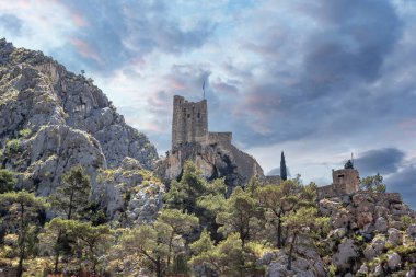 Stari Grad Fortica korsan kalesinin kalıntıları. Omis. Hırvatistan.