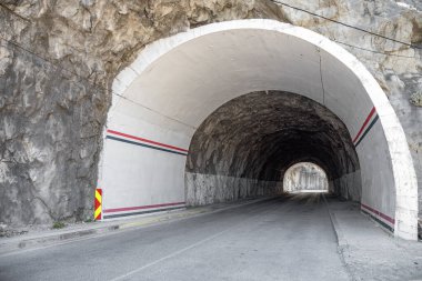 Kayalık dağlar arasında karayolu ve tünelin girişi.