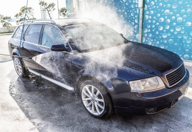 Açık gökyüzünün altında araba yıkama. Dışarıda yüksek basınçlı araba yıkama.