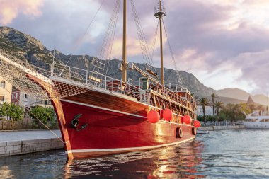 Deniz dalgalarında eğlence gemisi