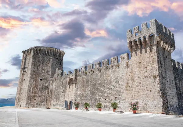 Eski taş kale duvarları. Trogir, Hırvatistan.