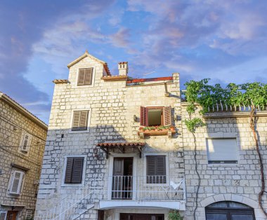 Trogirin Hırvatistan sokaklarında eski taş binalar.