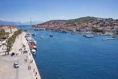 Bağlantı noktası ve dolgu Trogir Şehri kale üzerinden görünümü.