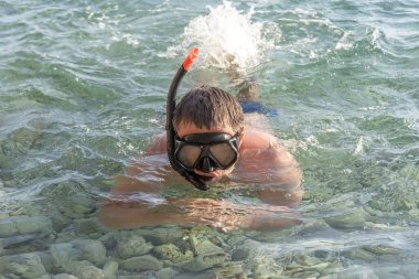 Deniz suyu bir boru ile dalış maskeli adam.