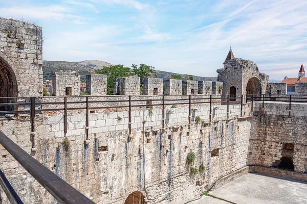 Eski taş kale duvarları. Trogir, Hırvatistan.