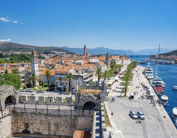 Bağlantı noktası ve dolgu Trogir Şehri kale üzerinden görünümü.