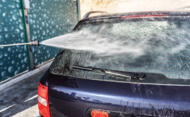 Açık gökyüzünün altında araba yıkama. Dışarıda yüksek basınçlı araba yıkama.