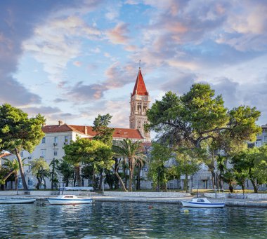 Trogir şehrinin liman ve set manzarası.