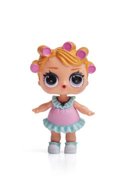 Uzhhorod, Ukrayna - 29 Aralık 2023: şirin küçük L.O.L. Beyaz arka planda sürpriz bebek. Lil Rezil Ufaklıklar MGA Entertainment 'ten sürpriz oyuncaklar.