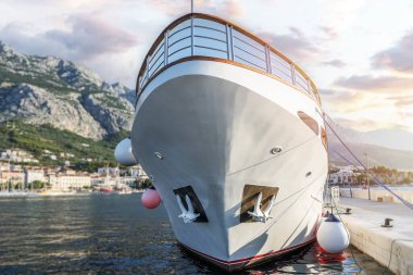 Deniz dalgalarında eğlence gemisi