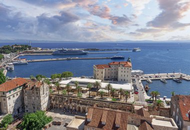 Ayrılalım. Hırvatistan 'ın Dalmaçya kentinin panoramik manzarası.