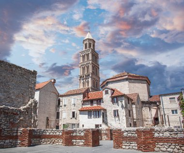 Katedrali ve eski saray binasının bir kısmını ayır. Ayrıl, Hırvatistan.