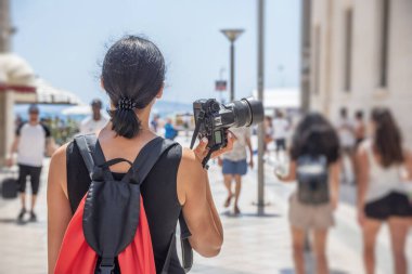 Güneşli bir günde sokakları ve ilgi noktaları fotoğraf çekimi bir kamera ile turizm.