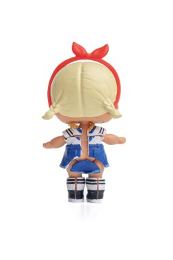 Uzhhorod, Ukrayna - 29 Aralık 2023: şirin küçük L.O.L. Beyaz arka planda sürpriz bebek. Lil Rezil Ufaklıklar MGA Entertainment 'ten sürpriz oyuncaklar.