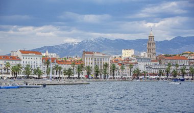 Split, Hırvatistan - 12 Temmuz 2017: Split şehir sahil yaz.