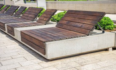 Sokakta kaldırım döşeme modern tezgah.