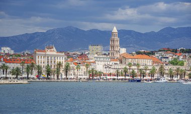 Split, Hırvatistan - 12 Temmuz 2017: Split şehir sahil yaz.
