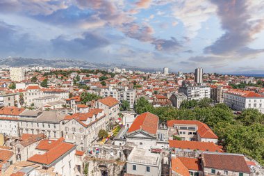 Ayrılalım. Hırvatistan 'ın Dalmaçya kentinin panoramik manzarası.