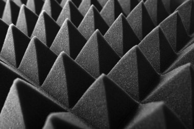 Soyut bir arkaplan olarak siyah piramitler. Akustik köpük.